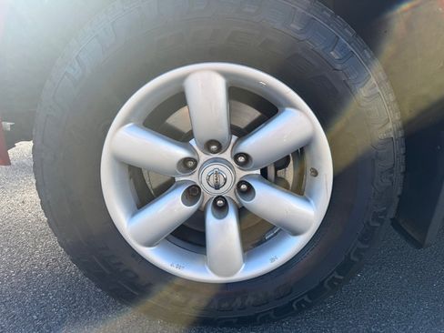 Used 2011 Nissan Titan SV w/ SV Value Truck Pkg AWD/4WD image 9