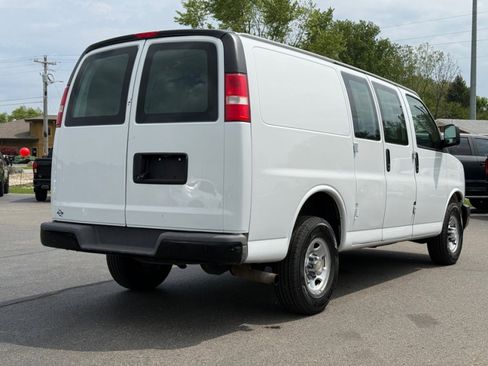 Used 2018 Chevrolet Express 2500 w/ Driver Convenience Package RWD image 8