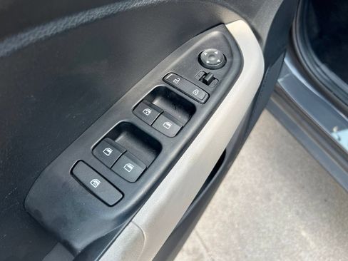 Used 2025 Hyundai Venue SEL FWD image 11