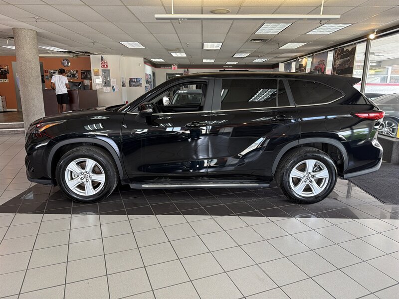 Used 2025 Toyota Highlander LE FWD image 2