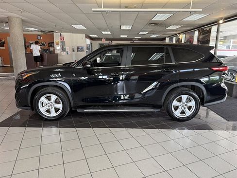 Used 2025 Toyota Highlander LE FWD image 2