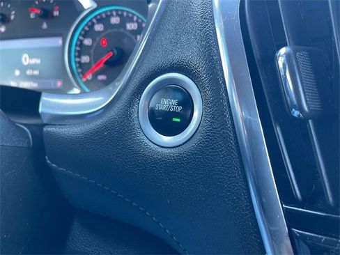 Used 2023 Chevrolet Traverse LT image 16