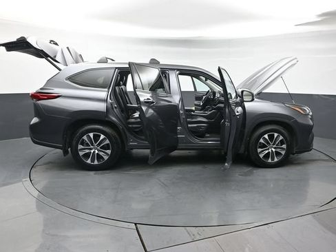 Used 2022 Toyota Highlander XLE AWD/4WD image 50
