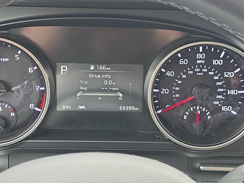 Used 2024 Kia Carnival LX FWD image 18