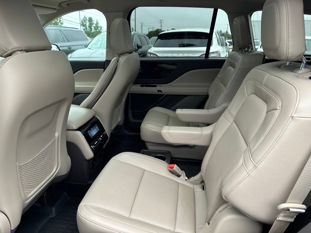 Used 2023 Lincoln Aviator Reserve w/ Equipment Group 201A AWD/4WD image 16