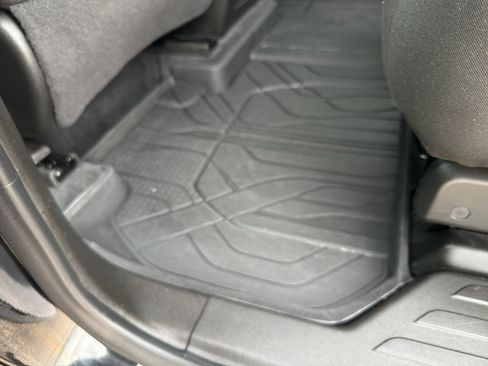 Used 2023 Chevrolet Traverse LT image 41