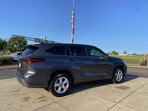 Used 2023 Toyota Highlander LE FWD image 12