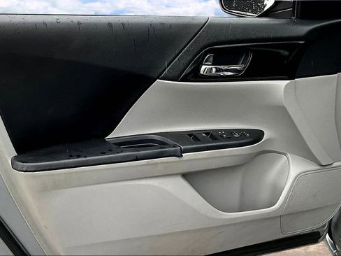 Used 2017 Honda Accord LX image 13