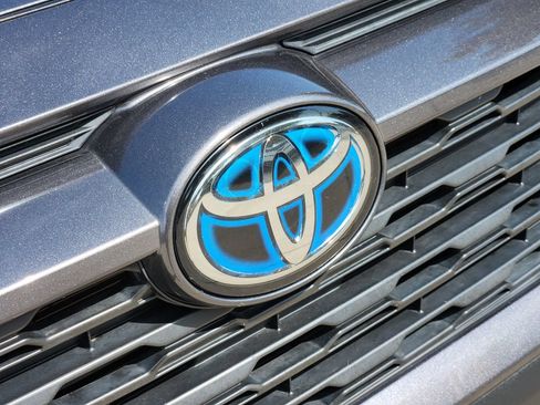 Used 2021 Toyota RAV4 XLE Premium AWD/4WD image 13