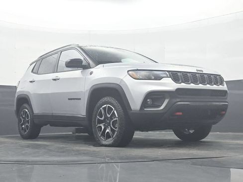 Used 2025 Jeep Compass Trailhawk w/ Trailer Tow Group AWD/4WD image 27
