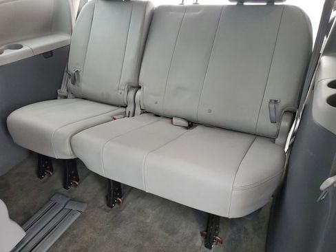 Used 2017 Toyota Sienna XLE Premium image 28