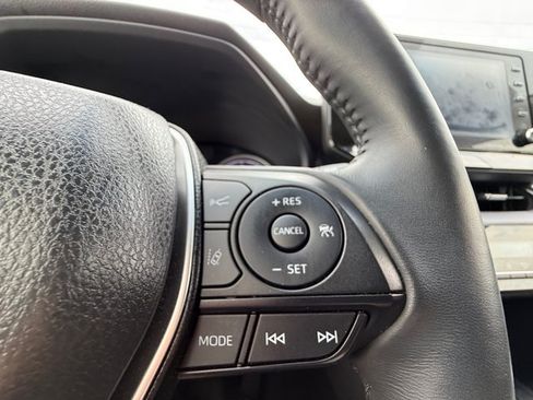 Used 2022 Toyota Venza LE AWD/4WD image 38