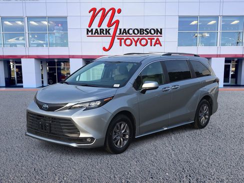 Used 2025 Toyota Sienna XLE image 1