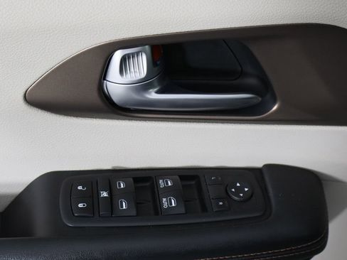 Used 2017 Chrysler Pacifica Touring-L w/ Tire & Wheel Group image 22