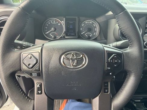 Used 2020 Toyota Tacoma TRD Sport AWD/4WD image 15