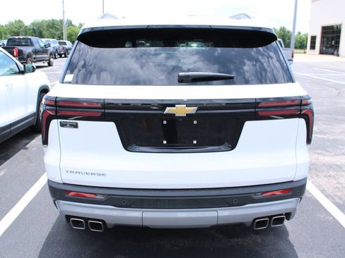Used 2025 Chevrolet Traverse LT FWD image 8