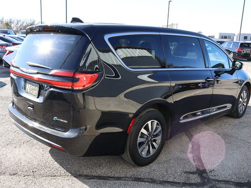 Used 2023 Chrysler Pacifica Limited image 4