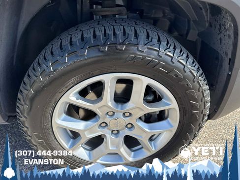 Used 2016 Jeep Renegade Latitude w/ Popular Equipment Group AWD/4WD image 9