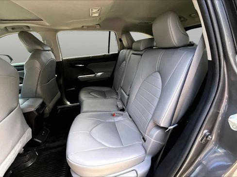 Used 2023 Toyota Highlander XLE FWD image 22