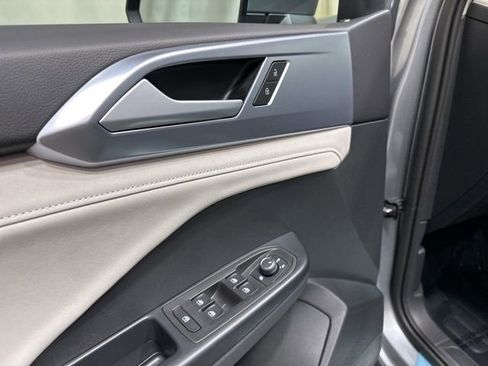 Certified 2025 Volkswagen Taos SE w/ Panoramic Sunroof Package image 12