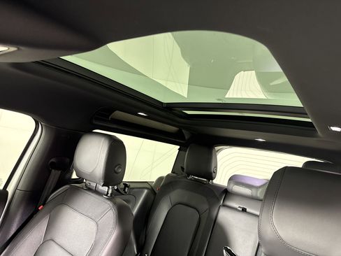 Used 2024 Land Rover Defender 90 X-Dynamic SE image 23