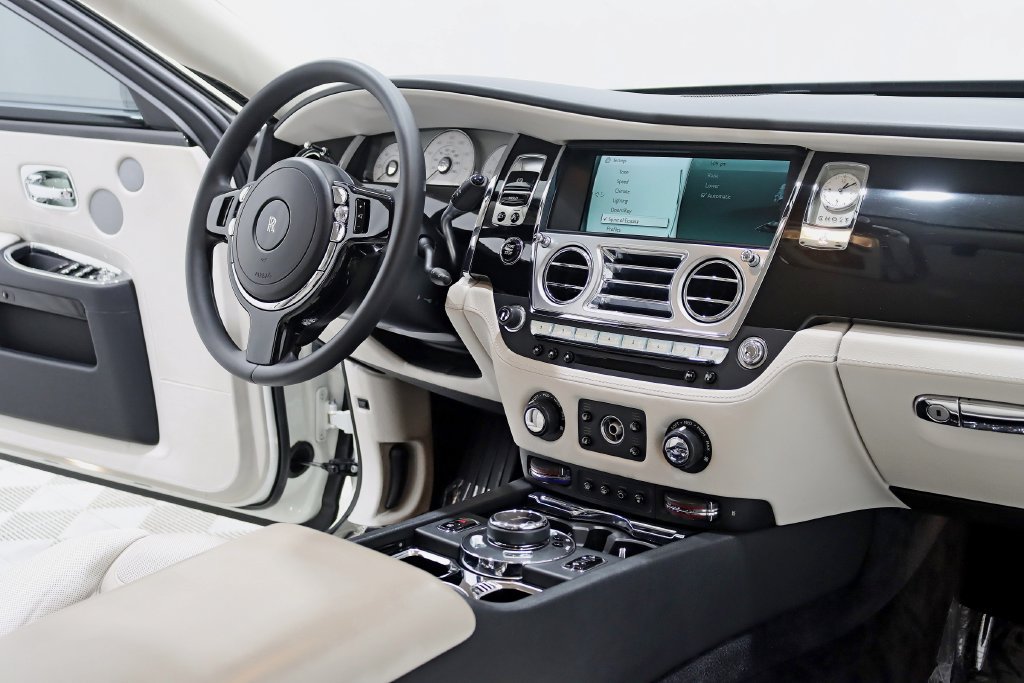 Used 2016 Rolls-Royce Ghost RWD image 35