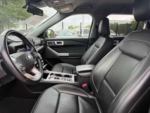 Used 2022 Ford Explorer XLT w/ Equipment Group 202A image 10