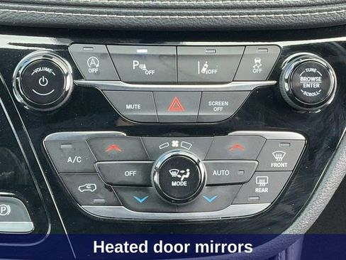 Used 2025 Chrysler Pacifica Limited image 34