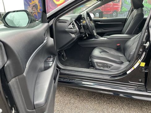 Used 2018 Toyota Camry SE w/ Moonroof Package image 14