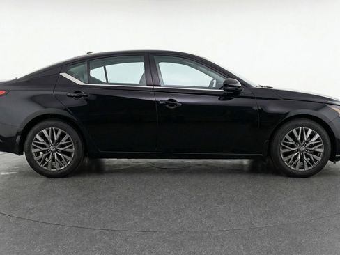 Used 2025 Nissan Altima 2.5 SV FWD image 11