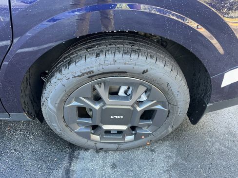 New 2026 Kia Carnival EX image 9