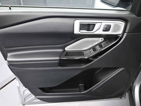 Used 2022 Ford Explorer Platinum w/ Technology Package image 12