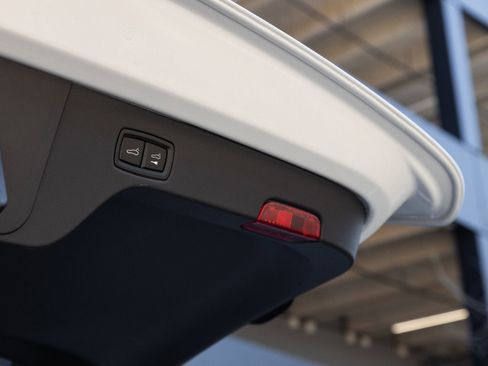 Certified 2025 Porsche Macan Electric image 29