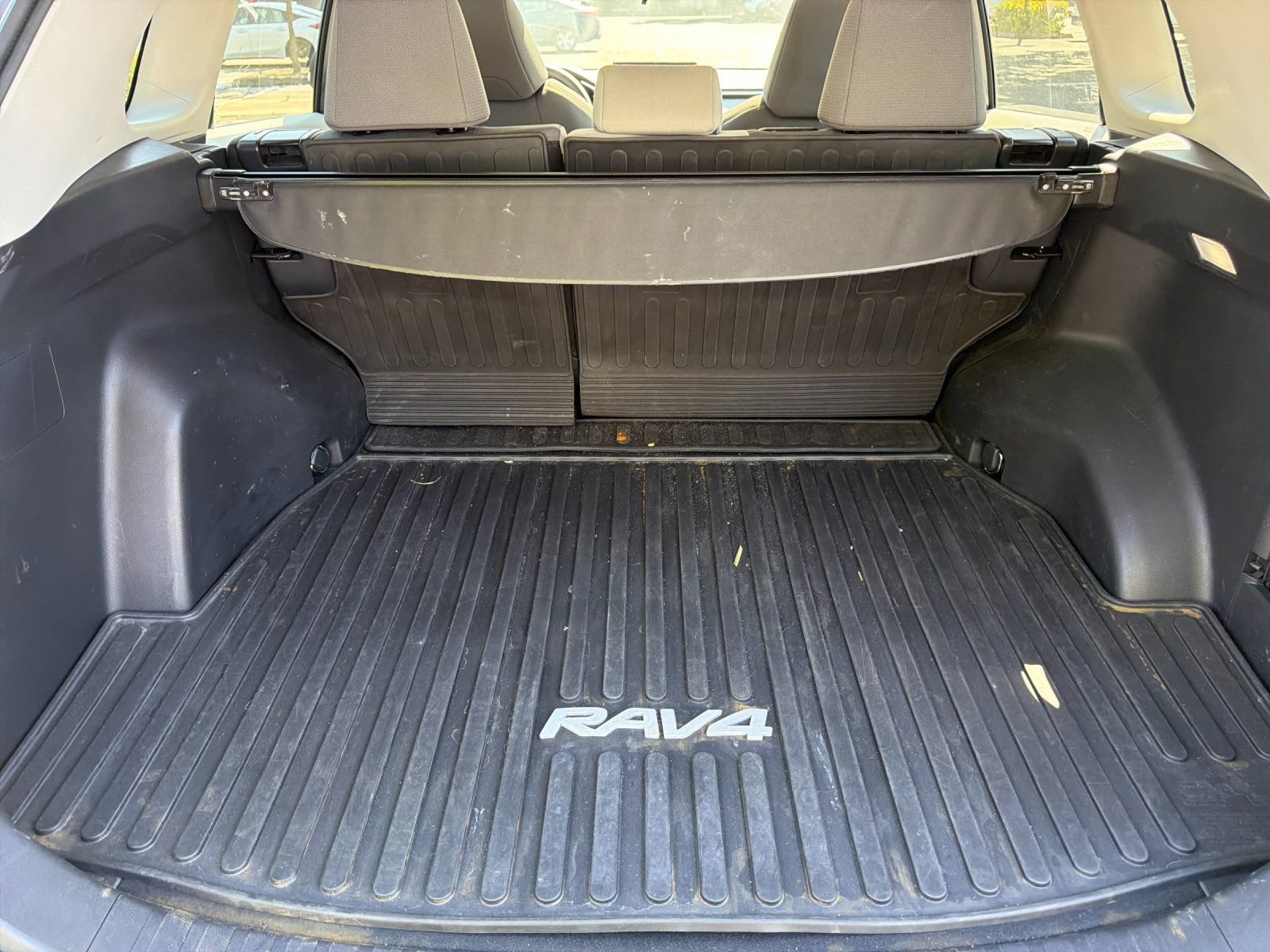 Used 2022 Toyota RAV4 XLE w/ Convenience Package FWD image 11