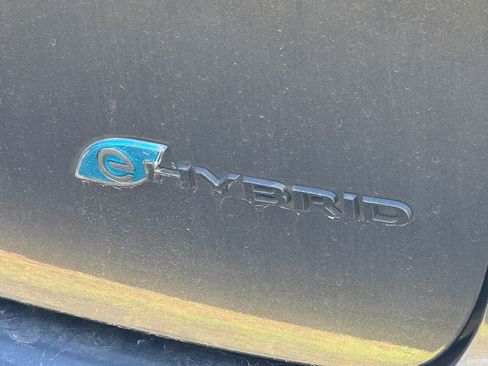 Used 2022 Chrysler Pacifica Limited w/ Uconnect Theater Family Group image 7