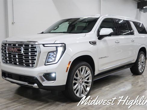 Used 2025 GMC Yukon XL Denali w/ Denali Reserve Package image 7