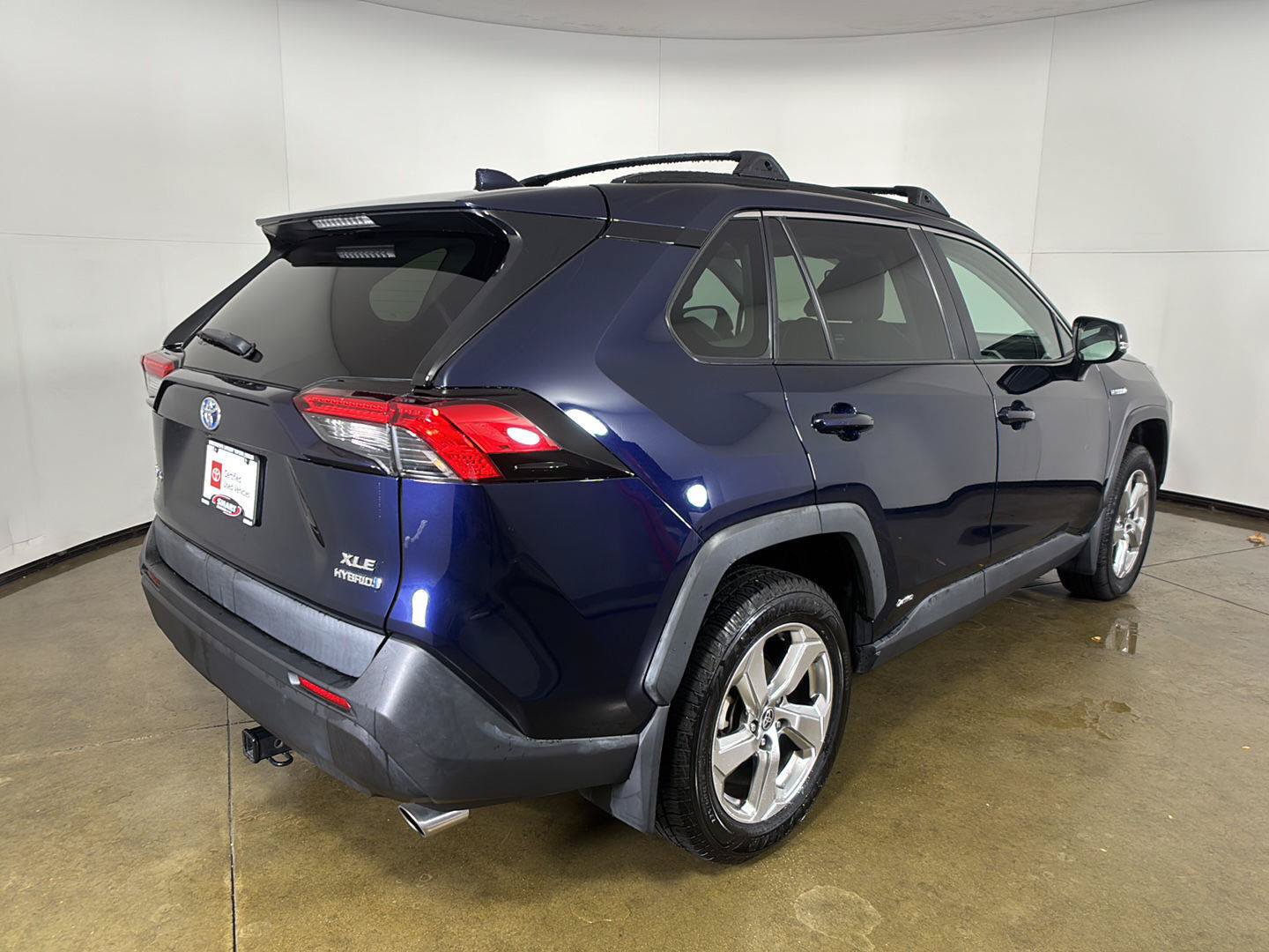 Used 2021 Toyota RAV4 XLE Premium AWD/4WD image 8