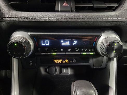 Used 2021 Toyota RAV4 LE AWD/4WD image 17