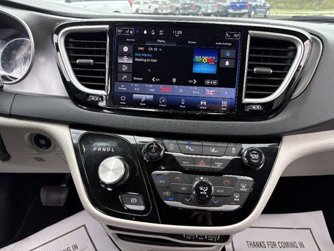 Used 2024 Chrysler Pacifica Touring-L FWD image 27