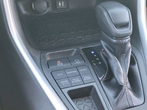 Used 2019 Toyota RAV4 LE w/ Carpet Mat Package image 15