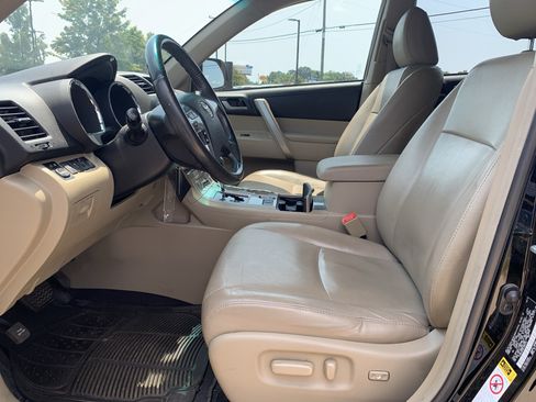 Used 2012 Toyota Highlander SE w/ Tow Pkg FWD image 16