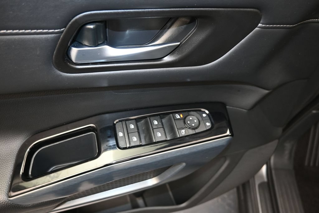 Used 2025 Nissan Pathfinder SL AWD/4WD image 11