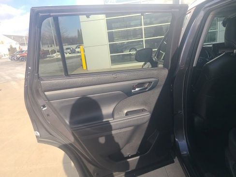 Used 2024 Toyota Highlander XLE image 15