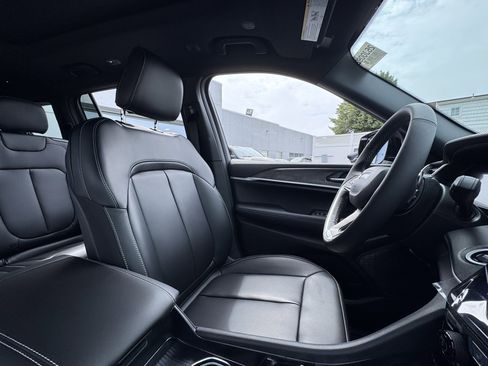 New 2025 Jeep Grand Cherokee L Limited w/ Black Appearance Package image 19