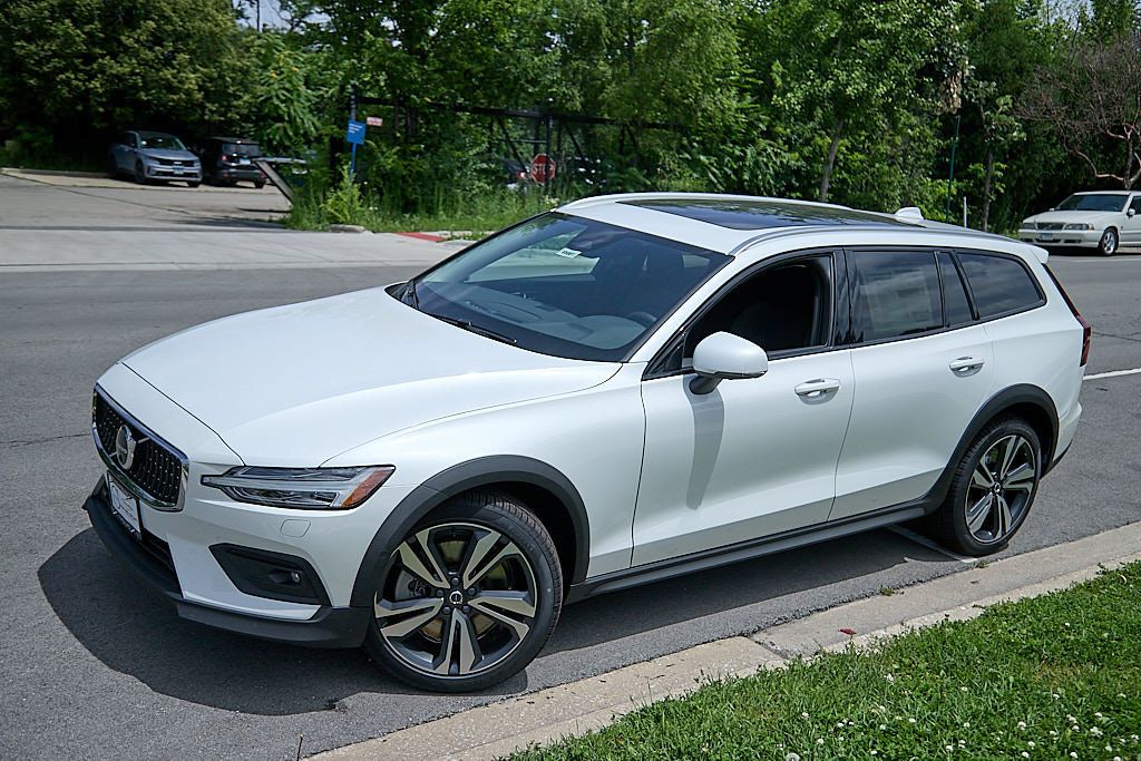 New 2026 Volvo V60 B5 Cross Country Plus w/ Climate Package AWD/4WD image 3
