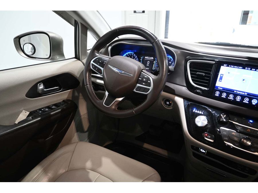 Used 2017 Chrysler Pacifica Touring-L FWD image 23