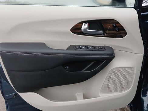 Used 2023 Chrysler Pacifica Limited image 25