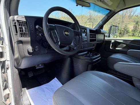 Used 2011 Chevrolet Express 3500 RWD image 31