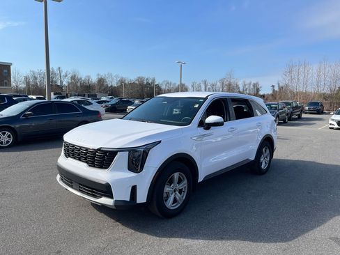 Used 2025 Kia Sorento LX image 4