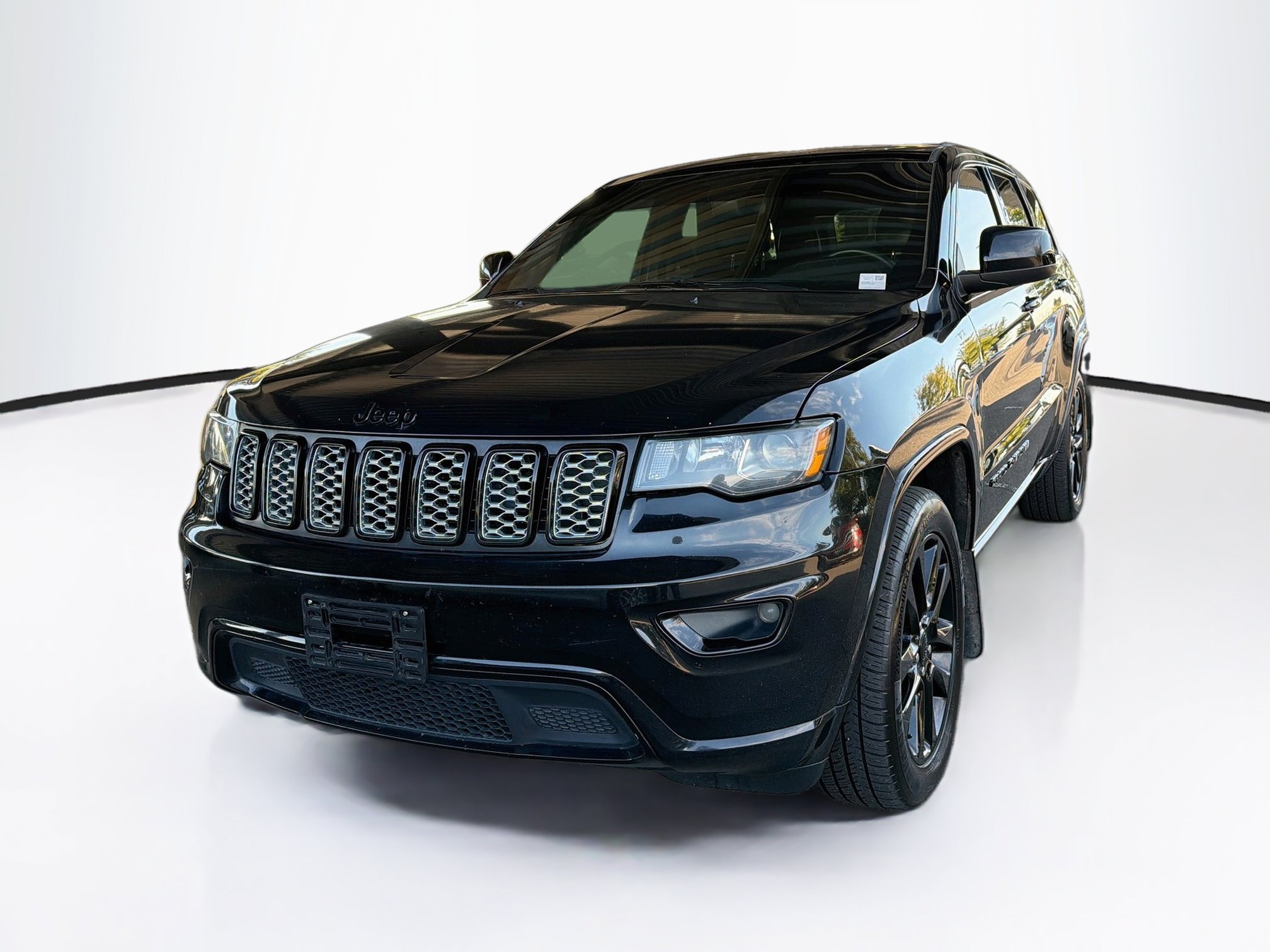 Used 2018 Jeep Grand Cherokee Altitude AWD/4WD image 3